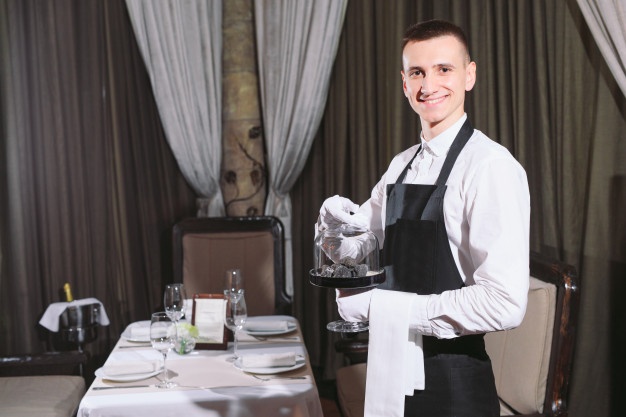 camarero con trufas negras ayudando a incrementar las ventas del restaurante